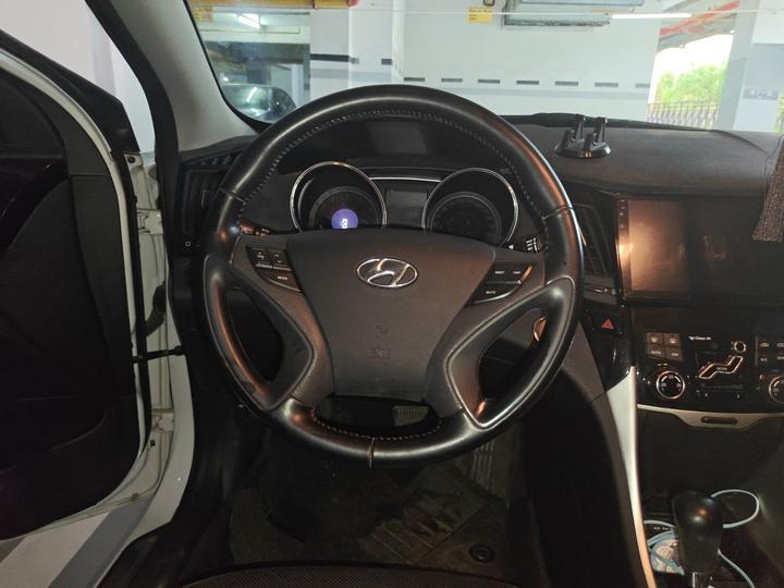 Sonata 2015 Classic 2.0L AT Luxury photo 3