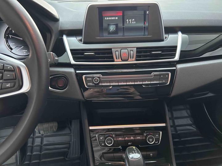 2 Series Wagon 2018 218i Leading photo 6