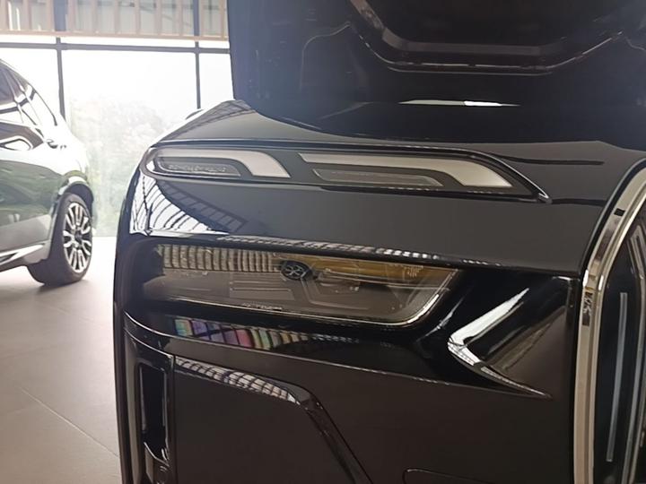 7 Series 2023 735Li M Sport Package photo 7