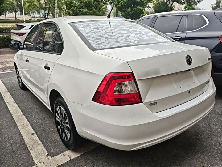 Rapid 2016 1.6L AT photo 4