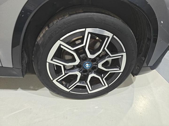 iX1 2023 xDrive30L X Design Package photo 8