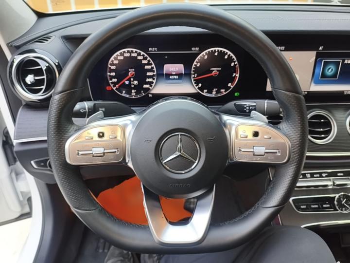 E-Class 2020 E 300 L Sport Luxury photo 6