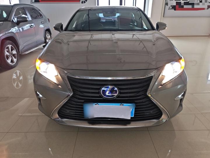ES 2015 300h Comfort photo 2