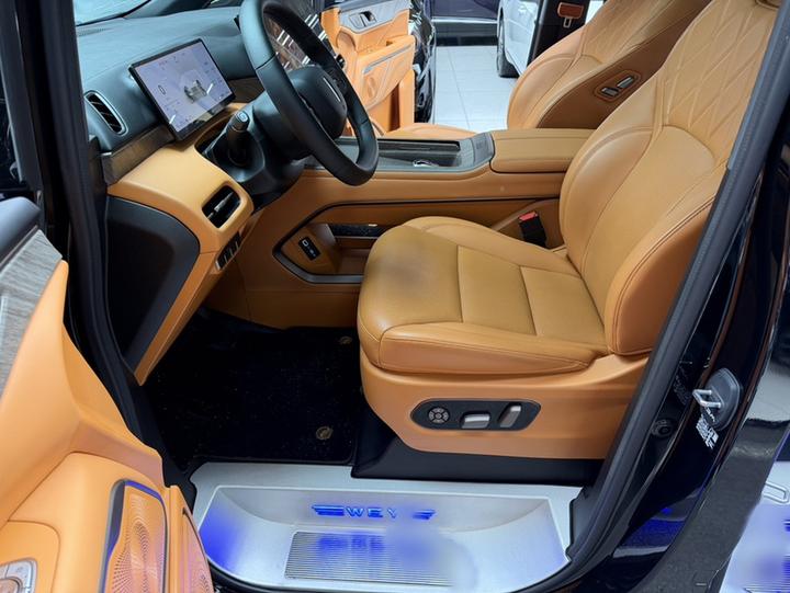 2025 AWD 8 photo 6