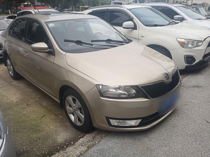 Rapid 2015 1.6L AT photo 3