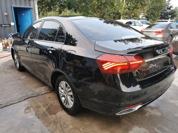 Emgrand 2018 1.5L MT Luxury photo 4