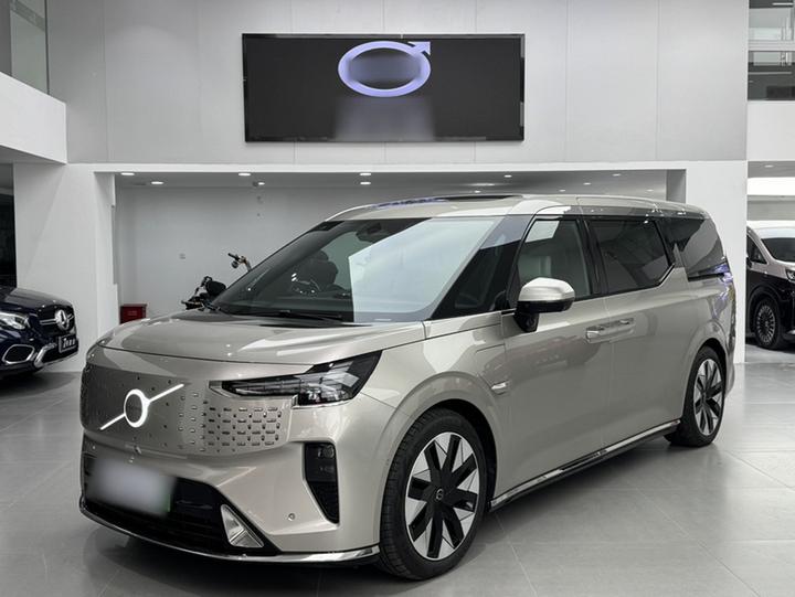 EM90 2025 Ultra 6-Seater