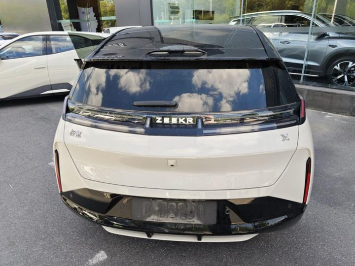 X 2025 5-Seater RWD photo 3