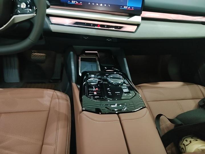 5 Series 2024 530Li Exclusive Luxury photo 5