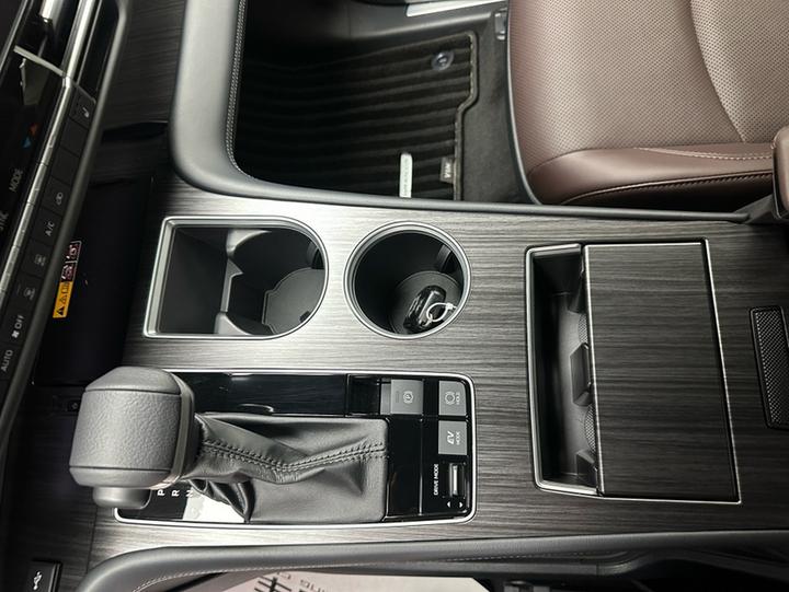 Granvia 2026 2.5L Hybrid MAX AWD photo 6