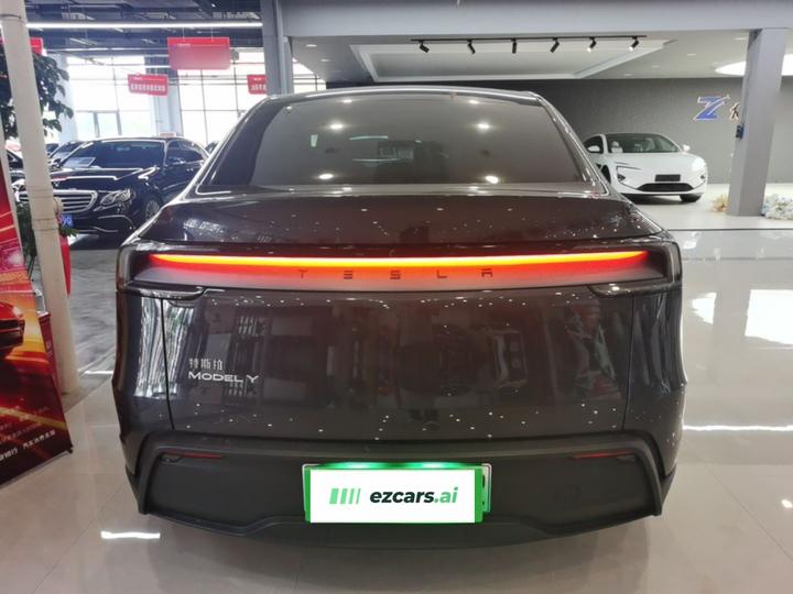 Model Y 2025 RWD photo 3