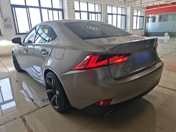 IS 2017 300 F SPORT photo 4