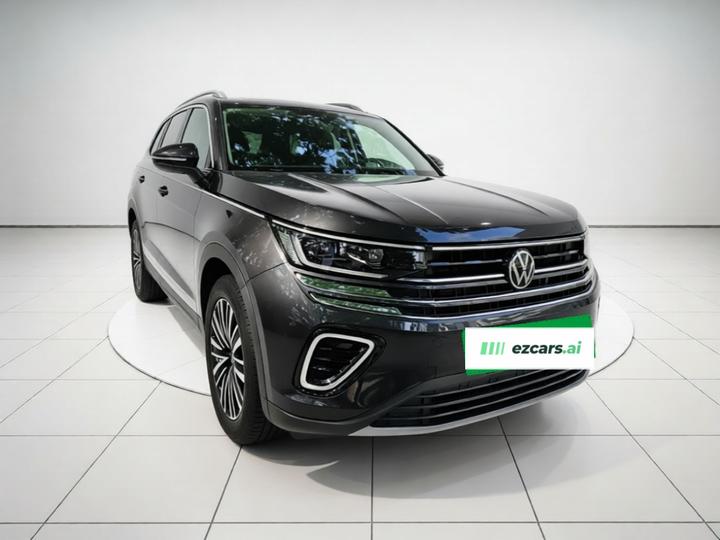 2024 330TSI Luxury photo 3