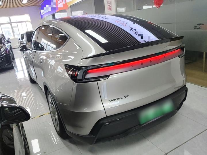 Model Y L 2025 Long Range AWD photo 4