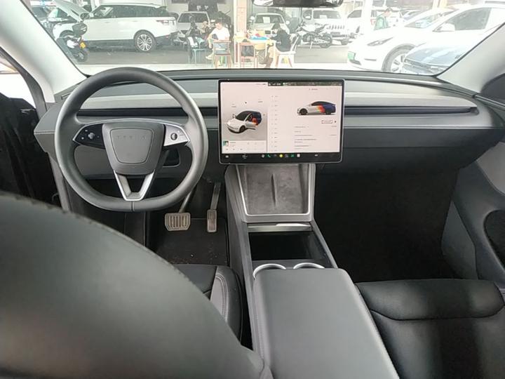 Model Y 2025 RWD photo 5