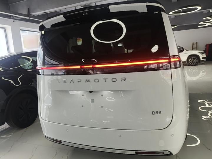 Leapmotor D99 2026 EREV 480 Exclusive photo 3