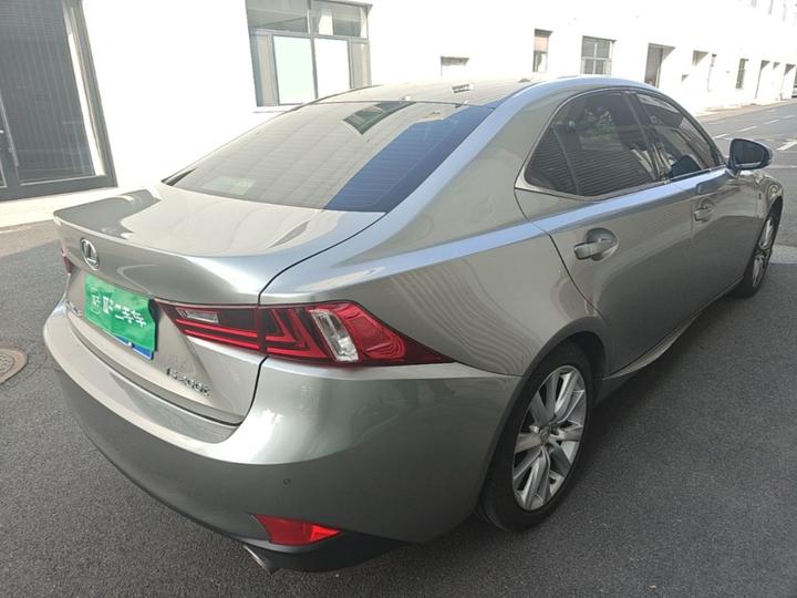 IS 2015 200t F SPORT photo 4