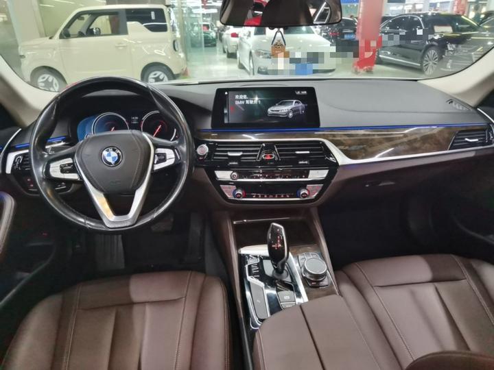 5 Series 2018 525Li Luxury photo 2
