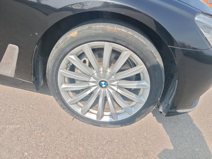 7 Series 2016 740Li Leading photo 8