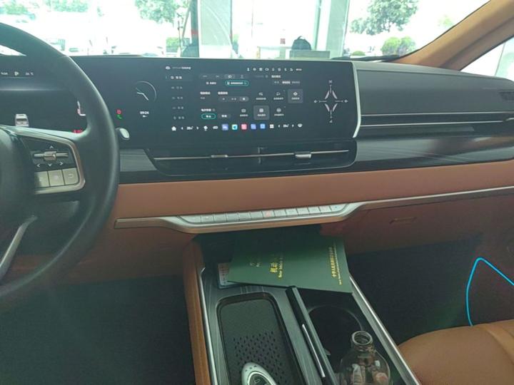 2023 AWD Executive Extended photo 8