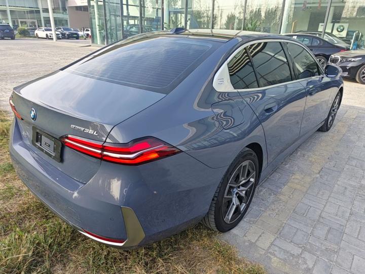 i5 2024 eDrive 35L Exclusive M Sport Package photo 6