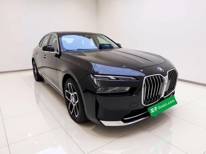 7 Series 2023 735Li Luxury photo 3