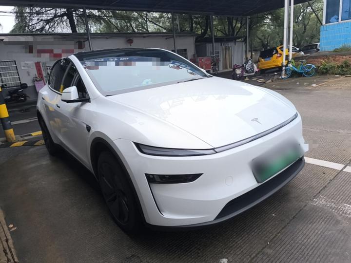 Model Y 2025 RWD photo 3