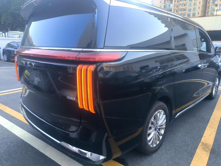 2025 AWD 8 photo 4