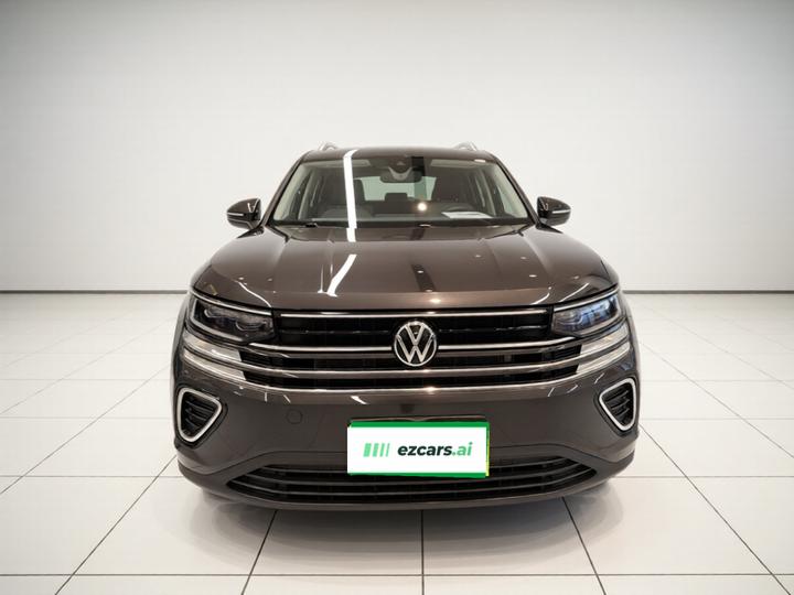 2024 330TSI Luxury photo 2