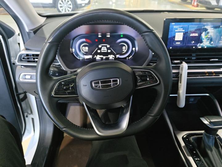 Emgrand 2022 4 1.5L CVT Premium photo 6