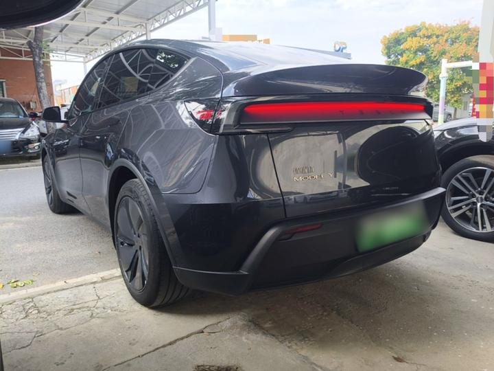 Model Y 2025 RWD photo 4