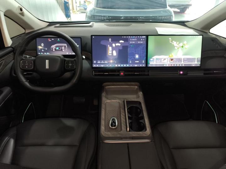 2025 AWD 8 photo 5