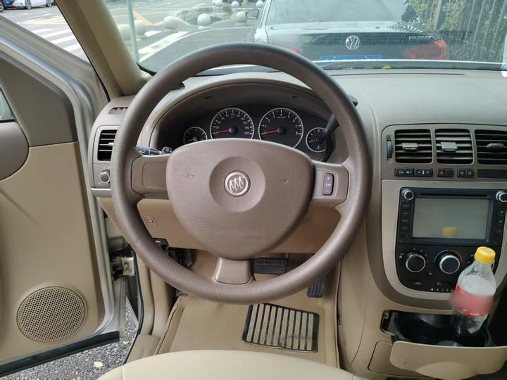 GL8 2014 2.4L Comfort photo 3