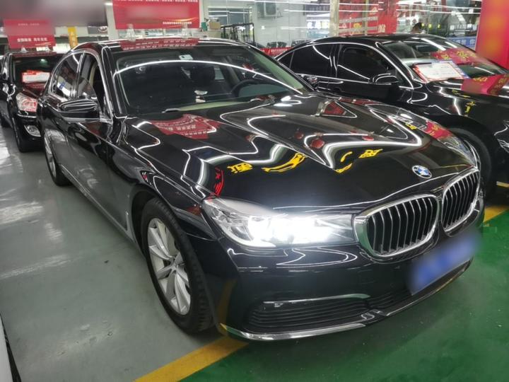 7 Series 2017 730Li Leading photo 3