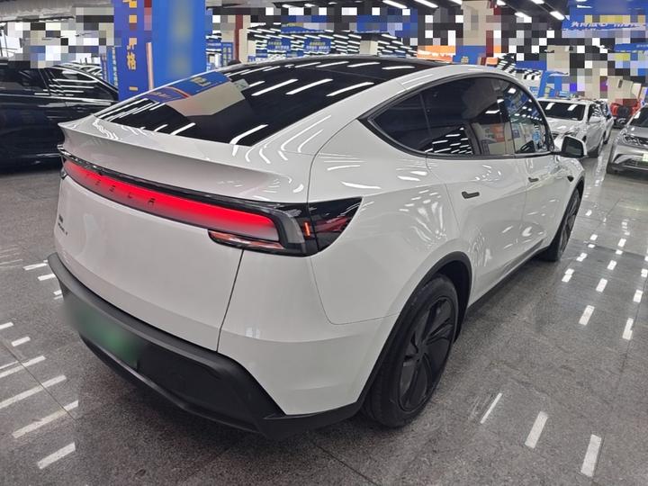 Model Y 2025 RWD photo 6