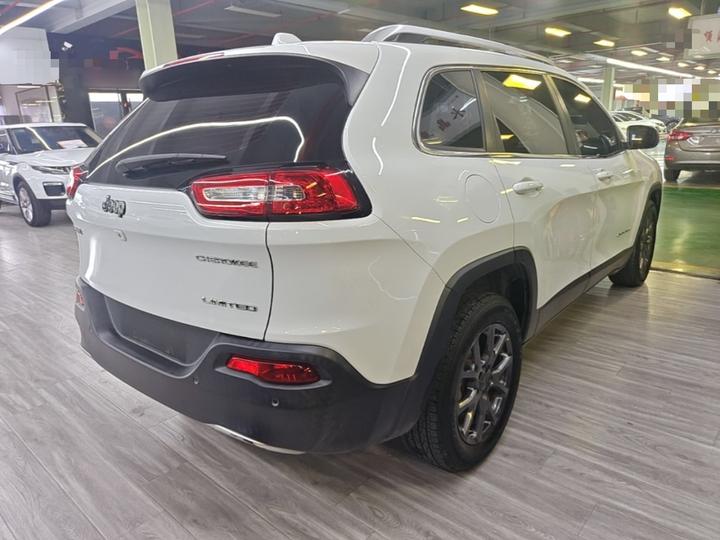 Cherokee 2020 2.0L RWD Classic Sport photo 4