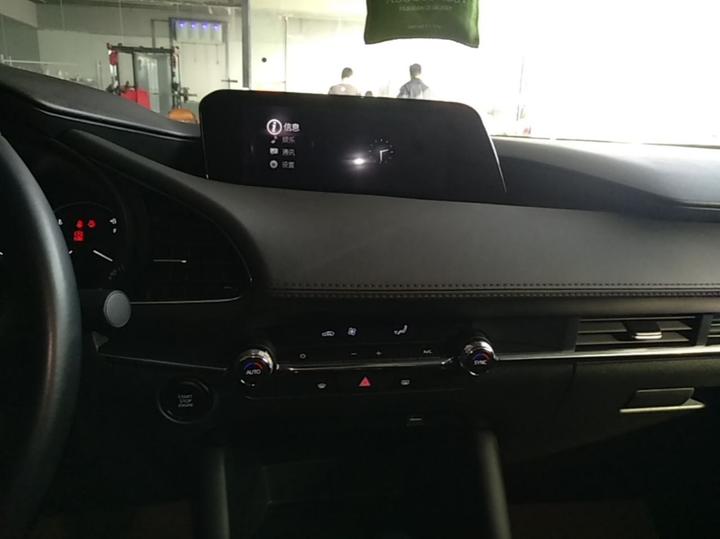 3 Axela 2023 2.0L AT photo 4