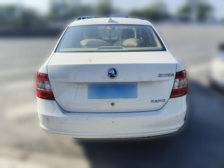 Rapid 2015 1.6L AT photo 3
