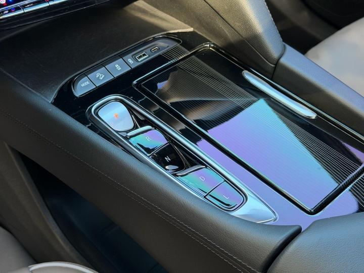 2020 28T AWD Exclusive Flagship photo 5