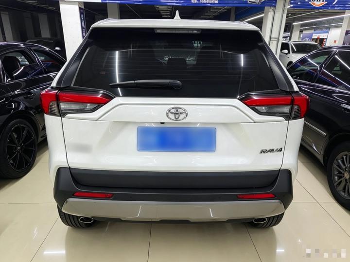 RAV4 2022 2.0L CVT RWD Plus photo 5