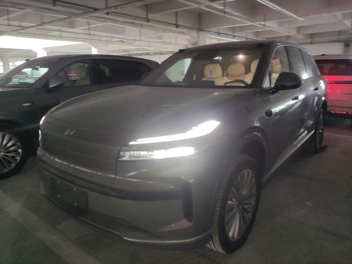 L90 2025 Ultra 6-Seater 60