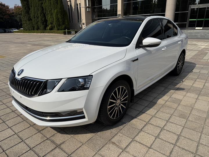 Octavia 2018 1.6L AT Luxury