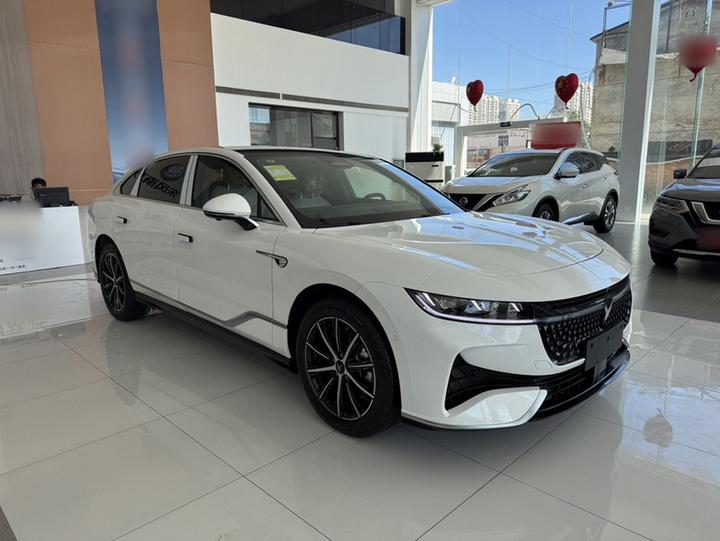 Voyah Passion 2024 PHEV AWD Extended Range Executive photo 3
