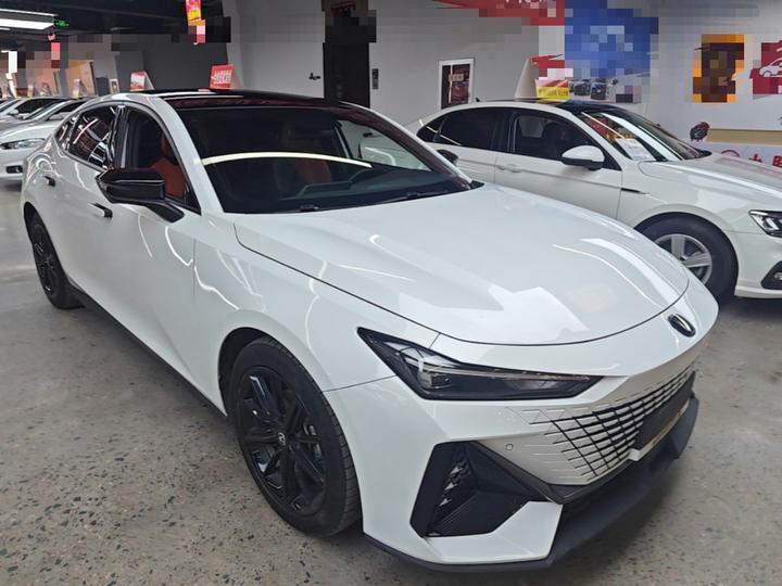 UNI-V 2022 1.5T Premium photo 3