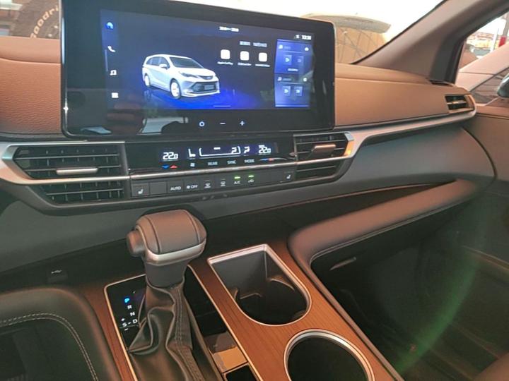 Sienna 2024 2.5L Hybrid AWD Luxury photo 8