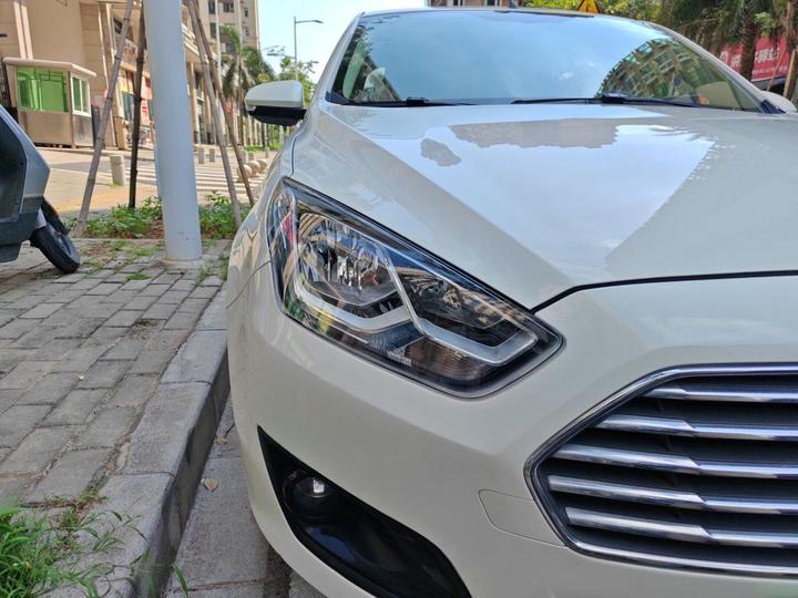 Escort 2015 1.5L AT Comfort photo 7