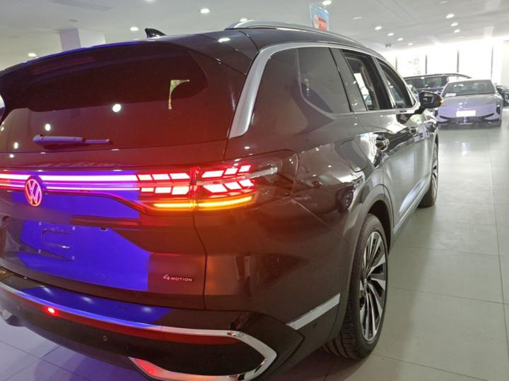 2026 450TSI AWD Supreme 6-Seater photo 4