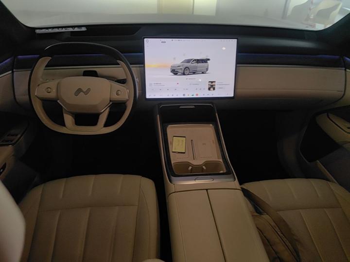 L90 2025 Ultra 6-Seater 60 photo 5
