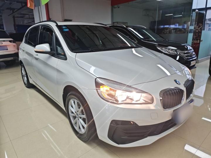 2 Series Wagon 2018 218i Fashion photo 3