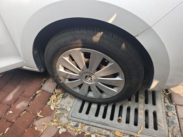 Rapid Spaceback 2018 1.6L MT Standard photo 8